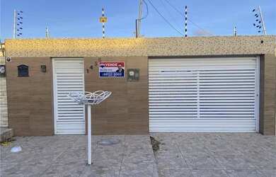 Imagem: A casa possui 3 Dormitórios, 2 Banheiros, 1 Vaga na garagem