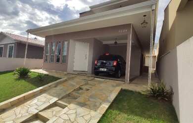 Imagem: A casa possui 3 Dormitórios, 1 Banheiro, 1 Vaga na garagem