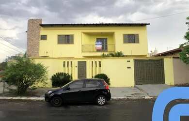 Imagem: A casa possui 4 Dormitórios, 5 Banheiros, 2 Vagas na garagem