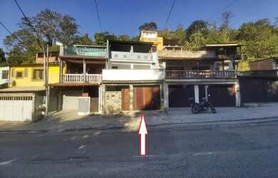 Imagem: A casa possui 2 Dormitórios, 1 Banheiro, 1 Vaga na garagem