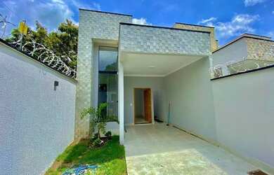 Imagem: A casa possui 3 Dormitórios, 2 Banheiros, 1 Vaga na garagem