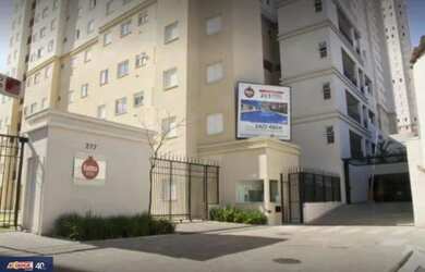 Imagem: A casa possui 3 Dormitórios, 1 Banheiro, 2 Vagas na garagem