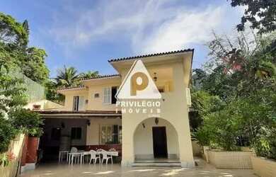 Imagem: A casa em condomínio possui 5 Dormitórios, 4 Banheiros, 4