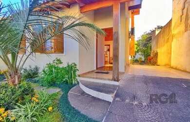 Imagem: A casa possui 3 Dormitórios, 2 Banheiros, 3 Vagas na garagem