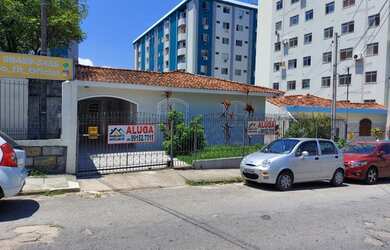 Imagem: A casa possui 3 Dormitórios, 3 Banheiros, 2 Vagas na garagem