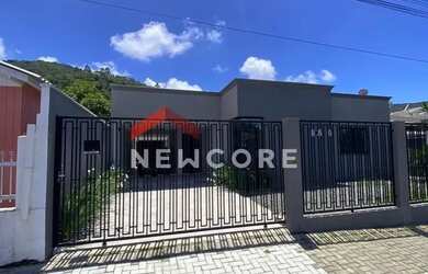 Imagem: A casa possui 3 Dormitórios, 3 Banheiros, 4 Vagas na garagem