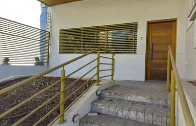 Imagem: A casa possui 5 Dormitórios, 4 Banheiros, 5 Vagas na garagem