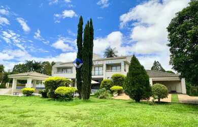 Imagem: A casa possui 4 Dormitórios, 5 Banheiros, 5 Vagas na garagem