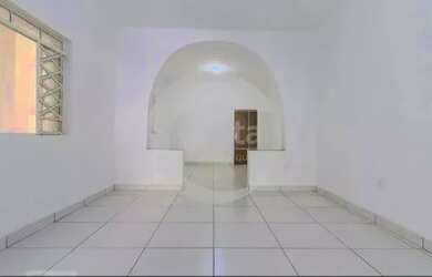 Imagem: A casa possui 4 Dormitórios, 2 Banheiros, 1 Vaga na garagem