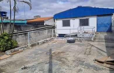 Imagem: O depósito possui 5 Vagas na garagem, 450-0m² de Área e está