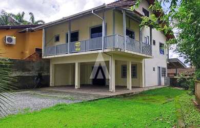 Imagem: A casa possui 3 Dormitórios, 3 Banheiros, 230m² de Área e