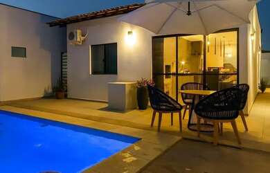 Imagem: A casa possui 3 Dormitórios, 3 Banheiros, 2 Vagas na garagem