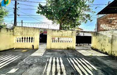 Imagem: A casa possui 3 Dormitórios, 2 Banheiros, 4 Vagas na garagem