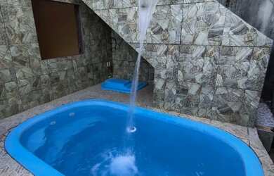 Imagem: A casa possui 2 Dormitórios, Acomodam 8 pessoas, 1 Vaga na