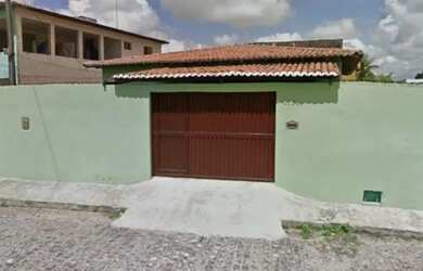 Imagem: A casa possui 3 Dormitórios, 2 Banheiros, 1 Vaga na garagem