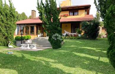 Imagem: A casa possui 4 Dormitórios, 4 Banheiros, 2 Vagas na garagem