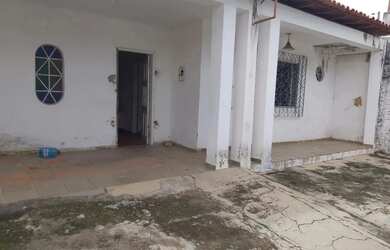 Imagem: A casa possui 3 Dormitórios, 2 Banheiros, 2 Vagas na garagem