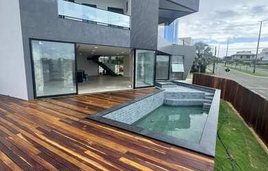 Imagem: A casa em condomínio possui 5 Dormitórios, 5 Banheiros, 5