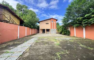 Imagem: A casa possui 4 Dormitórios, 5 Banheiros, 5 Vagas na garagem