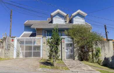 Imagem: A casa possui 4 Dormitórios, 5 Banheiros, 3 Vagas na garagem