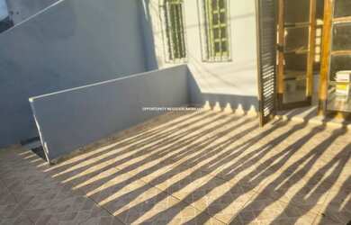 Imagem: A casa possui 3 Dormitórios, 3 Banheiros, 2 Vagas na garagem