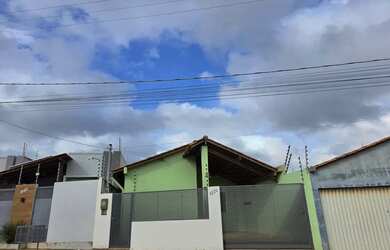 Imagem: A casa possui 3 Dormitórios, 2 Banheiros, 1 Vaga na garagem