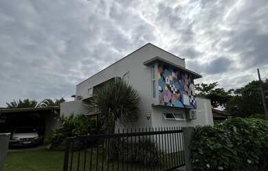 Imagem: A casa possui 3 Dormitórios, 4 Banheiros, 3 Vagas na garagem