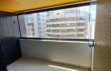 Imagem 8: 03 suítes com armários, lavabo e varanda, na Ponta Verde