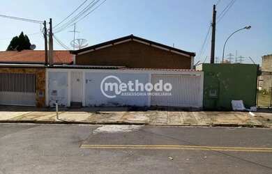 Imagem: A casa possui 3 Dormitórios, 3 Banheiros, 4 Vagas na garagem