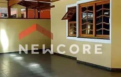 Imagem: A casa possui 4 Dormitórios, 5 Banheiros, 4 Vagas na garagem