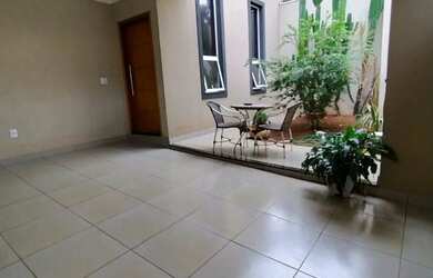 Imagem: A casa possui 3 Dormitórios, 3 Banheiros, 2 Vagas na garagem