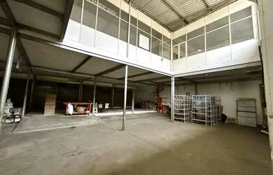 Imagem: O depósito possui 5 Vagas na garagem, 1.520m² de Área e