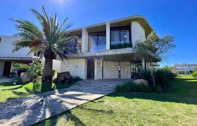 Imagem: A casa em condomínio possui 5 Dormitórios, 5 Banheiros, 2