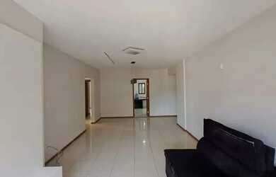 Imagem 4: 03 suítes com armários, lavabo e varanda, na Ponta Verde