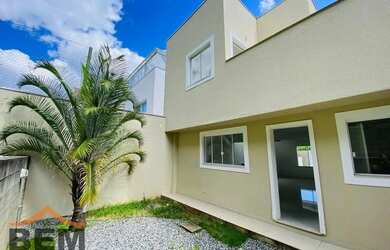 Imagem: A casa possui 3 Dormitórios, 3 Banheiros, 2 Vagas na garagem