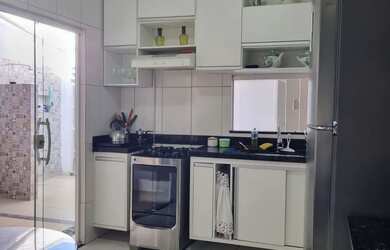 Imagem: A casa possui 3 Dormitórios, 3 Banheiros e 3 Vagas na garagem