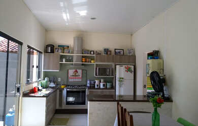 Imagem: A casa possui 3 Dormitórios, 2 Banheiros, 2 Vagas na garagem