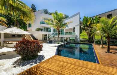 Imagem: A casa possui 4 Dormitórios, 5 Banheiros, 3 Vagas na garagem