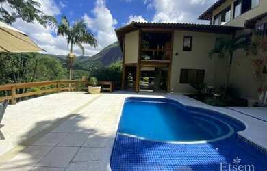 Imagem: A casa em condomínio à venda possui 4 Dormitórios, 3 Banheiros