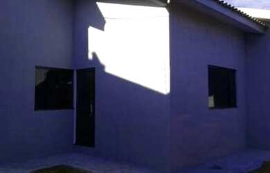 Imagem: A casa possui 3 Dormitórios, 1 Banheiro, 1 Vaga na garagem