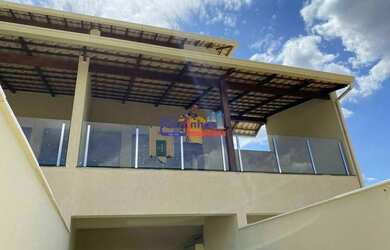 Imagem: A casa possui 2 Dormitórios, 3 Banheiros, 2 Vagas na garagem