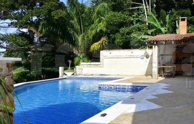 Imagem: A casa possui 4 Dormitórios, 5 Banheiros, 4 Vagas na garagem