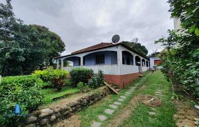 Imagem: A casa possui 3 Dormitórios, 2 Banheiros e 120m² de Área