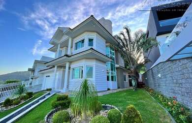 Imagem: A casa possui 3 Dormitórios, 3 Banheiros, 2 Vagas na garagem