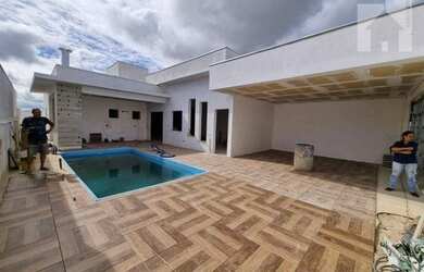 Imagem: A casa possui 3 Dormitórios, 3 Banheiros, 2 Vagas na garagem