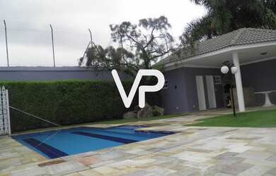 Imagem: A casa possui 4 Dormitórios, 5 Banheiros, 4 Vagas na garagem