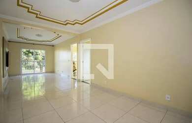 Imagem: A casa possui 3 Dormitórios, 2 Banheiros, 1 Vaga na garagem