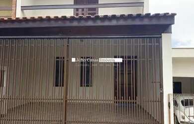 Imagem: A casa possui 3 Dormitórios, 3 Banheiros, 2 Vagas na garagem