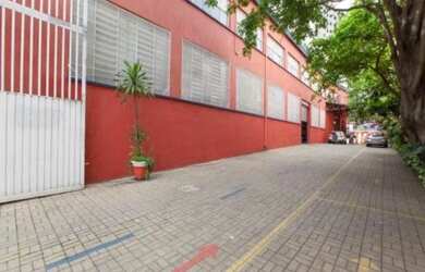 Imagem: O depósito possui 5 Vagas na garagem e 1800m² de Área e está