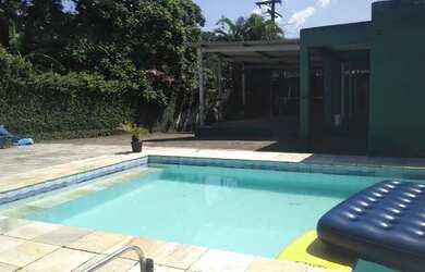 Imagem: A casa possui 2 Banheiros, 4 Vagas na garagem e está localizado